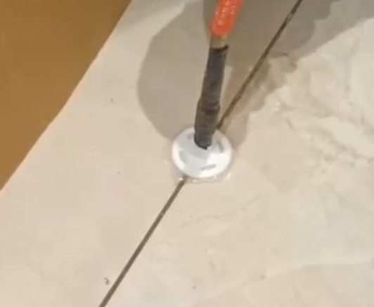 合江瓷砖空鼓维修公司专业解答瓷砖在铺贴过程中，如果没有涂抹均匀到位的粘结材料（如水泥砂浆或瓷砖胶），可能会导致以下问题